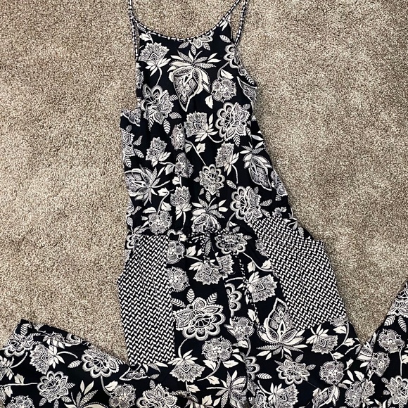 American Eagle Black Floral Jumpsuit - Picture 7 of 10